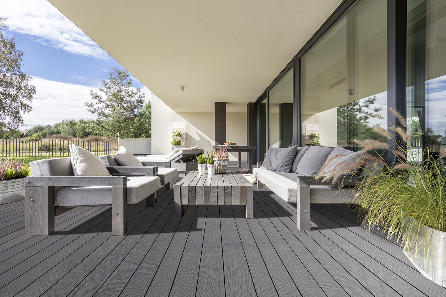 terrasse composite contemporaine teinte gris carbone