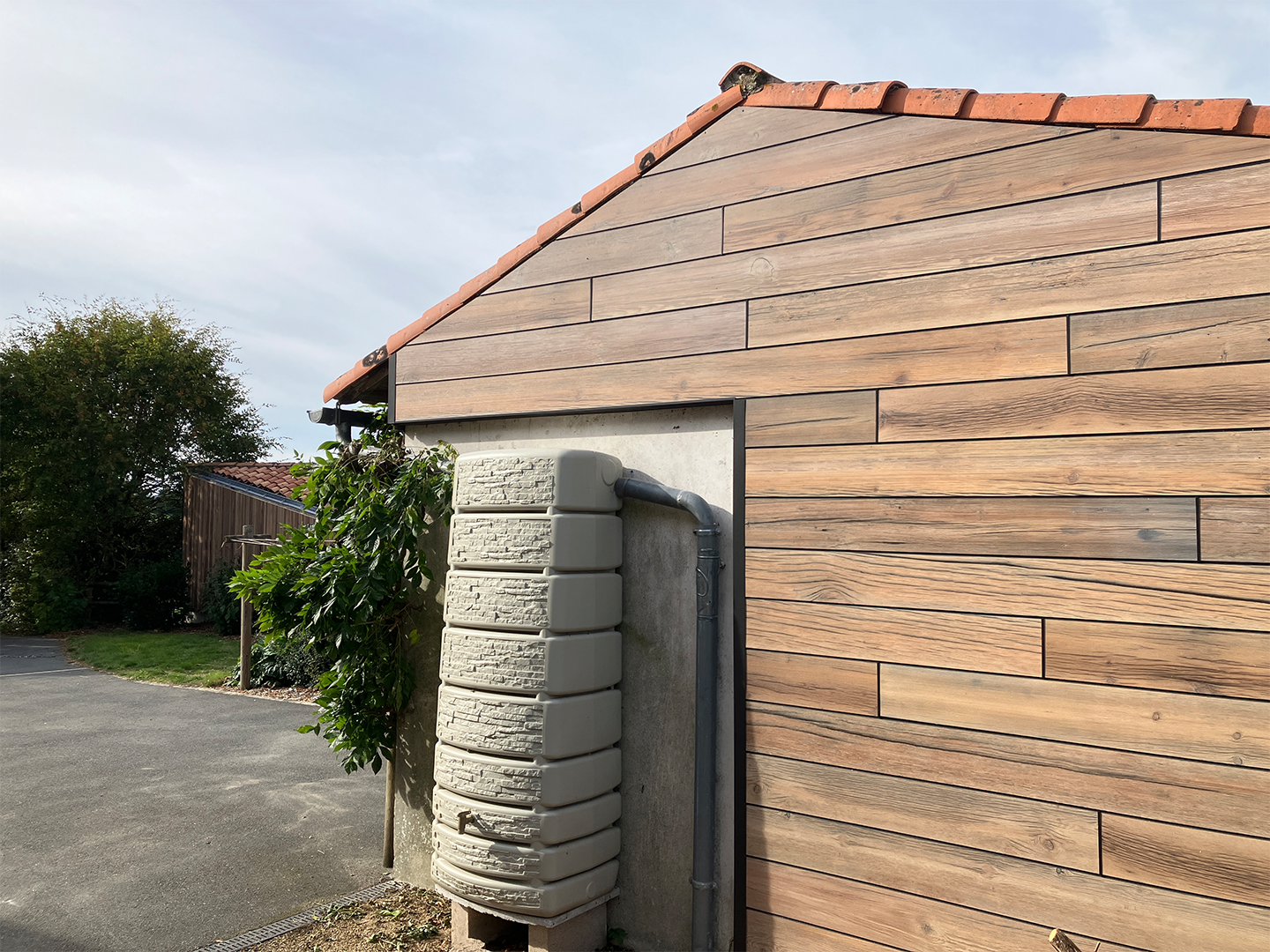 bardage composite impression bois effet chêne brut lames horizontales sur façade de maison