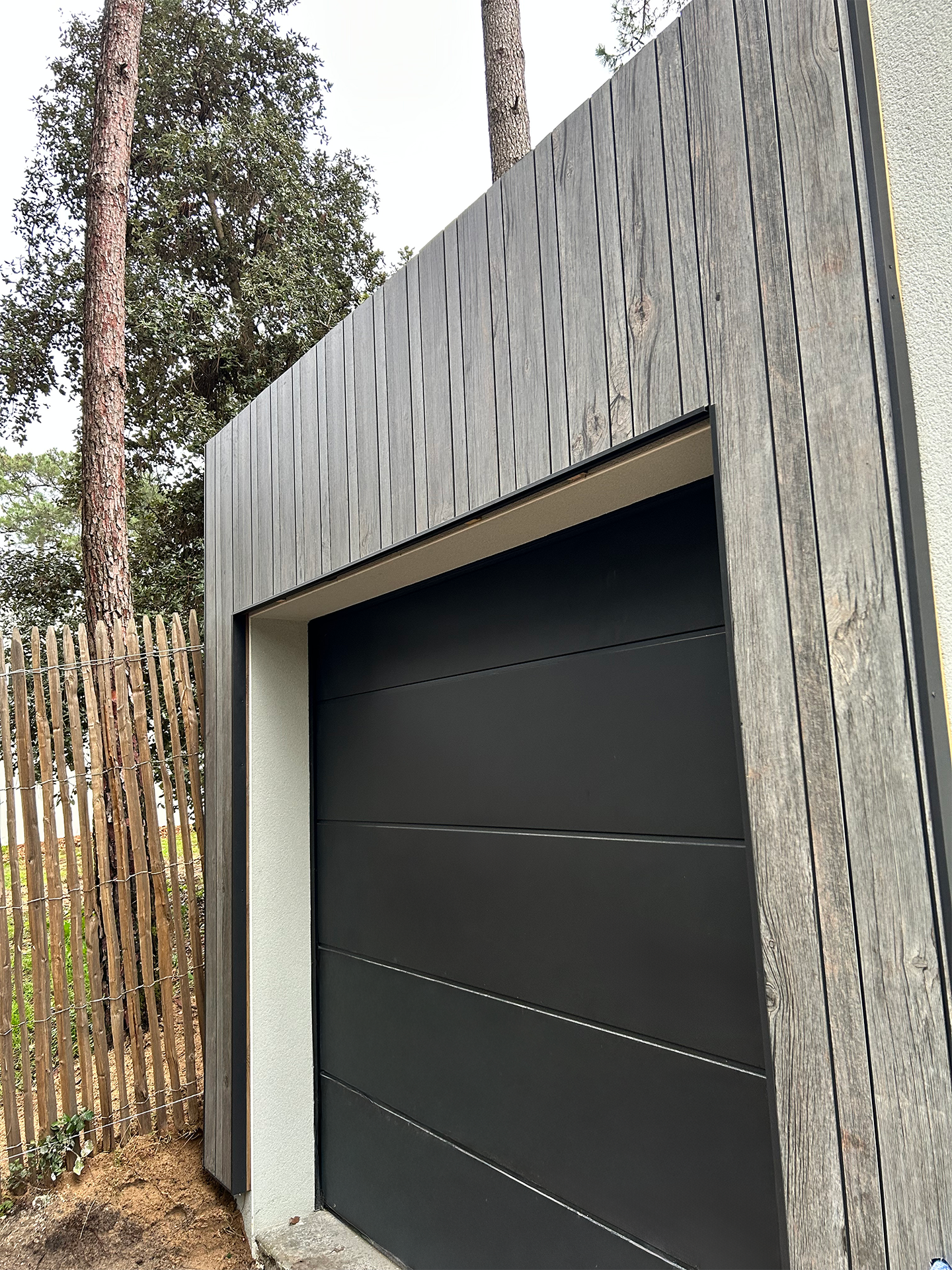 bardage composite imitation bois chêne cendré pose verticale duo effet petite et grandes claires voies