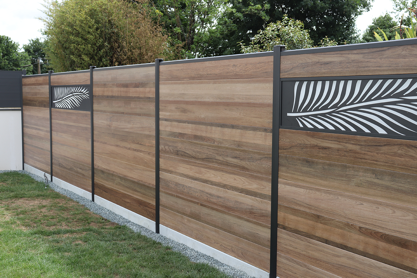 clôture composite effet bois teck avec lames décoratives en aluminium modèle palme occultante avec lame dépolie