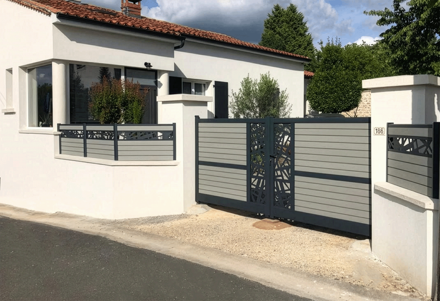 portail battant et clôture composite aux tons gris et coloris gris basalte