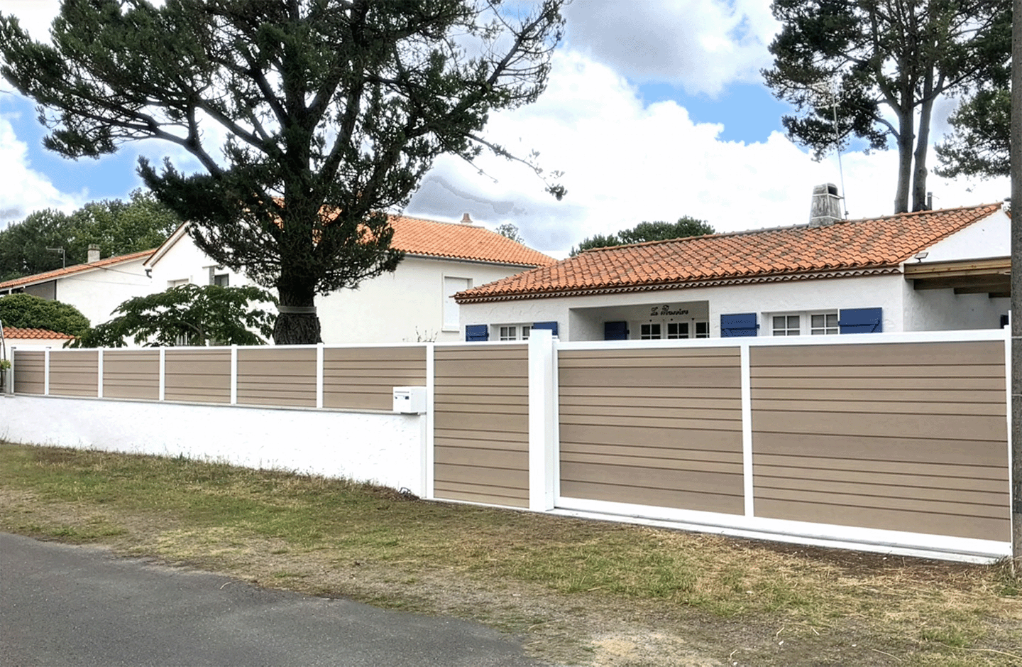 portail et clôture pleine teintes brune et aluminium blanc bord de mer