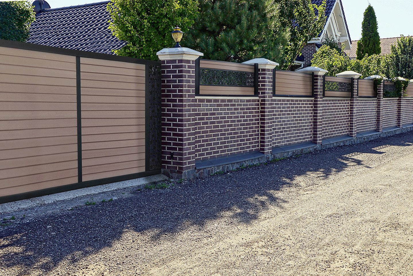 portail coulissant plein teinte brune assortie à la clôture pour un style industriel aux maison en briques