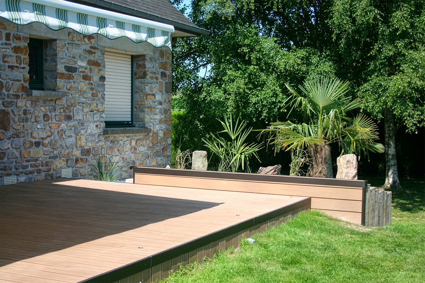 terrasse teinte brune et contre marche