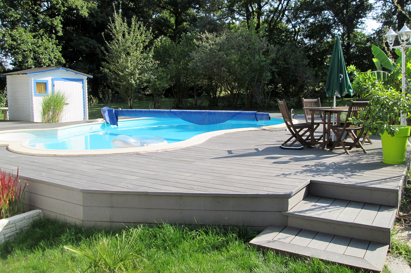 terrasse contour de piscine grise moderne