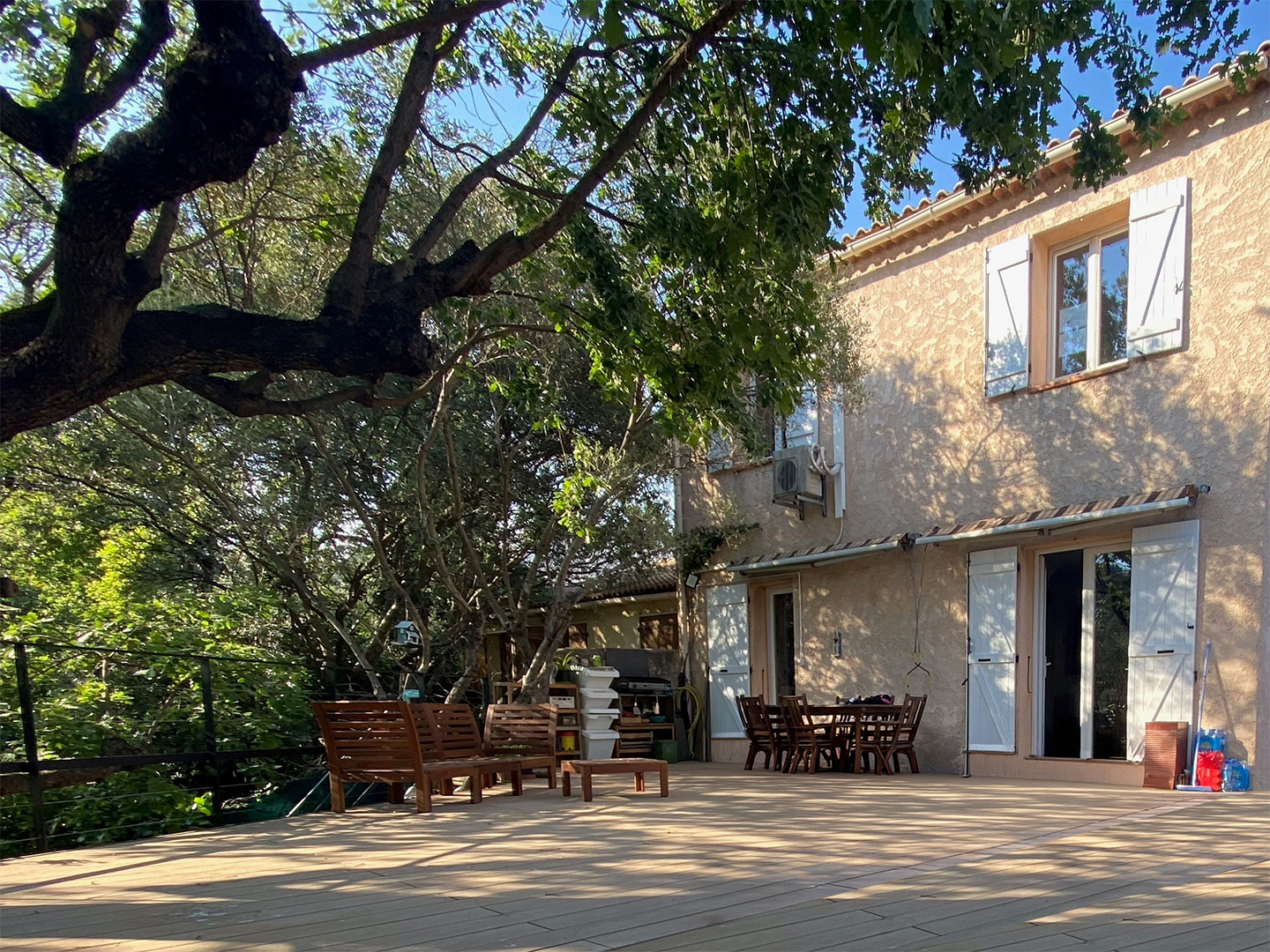 terrasse composite teinte brune pour maison du sud de la france
