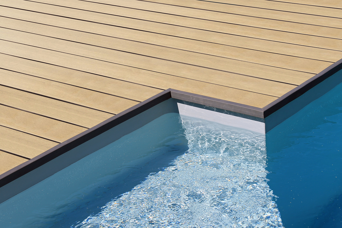 terrasse bord de piscine teinte miel moka calcul cornières de finition