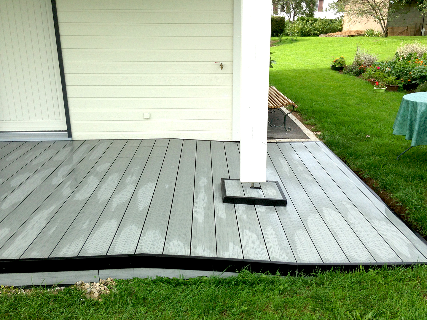 terrasse composite grise en pente