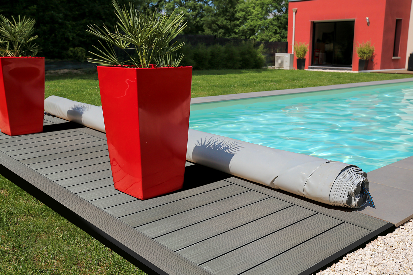 terrasse coloré en composite contour de piscine