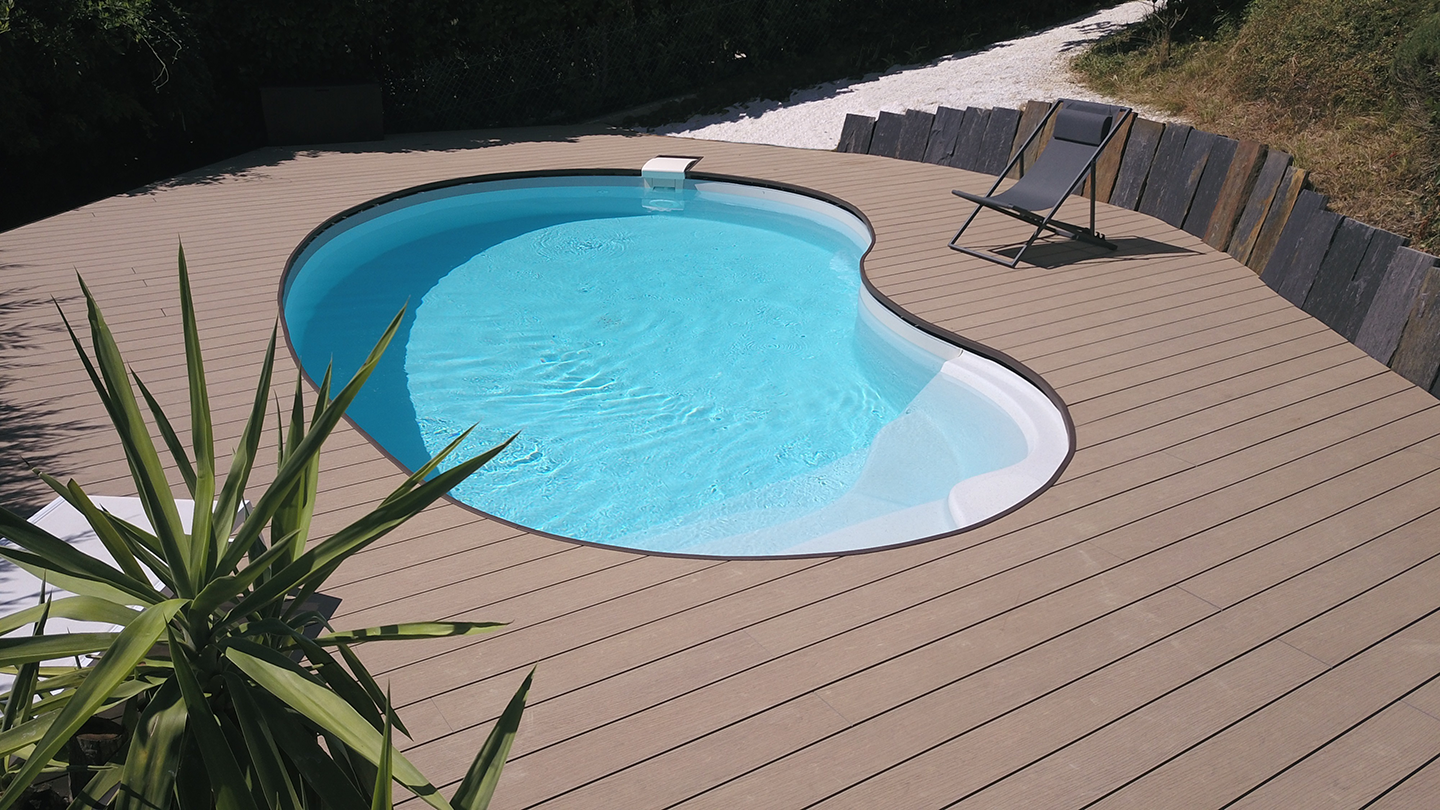 terrasse composite moka bord de piscine naturelle